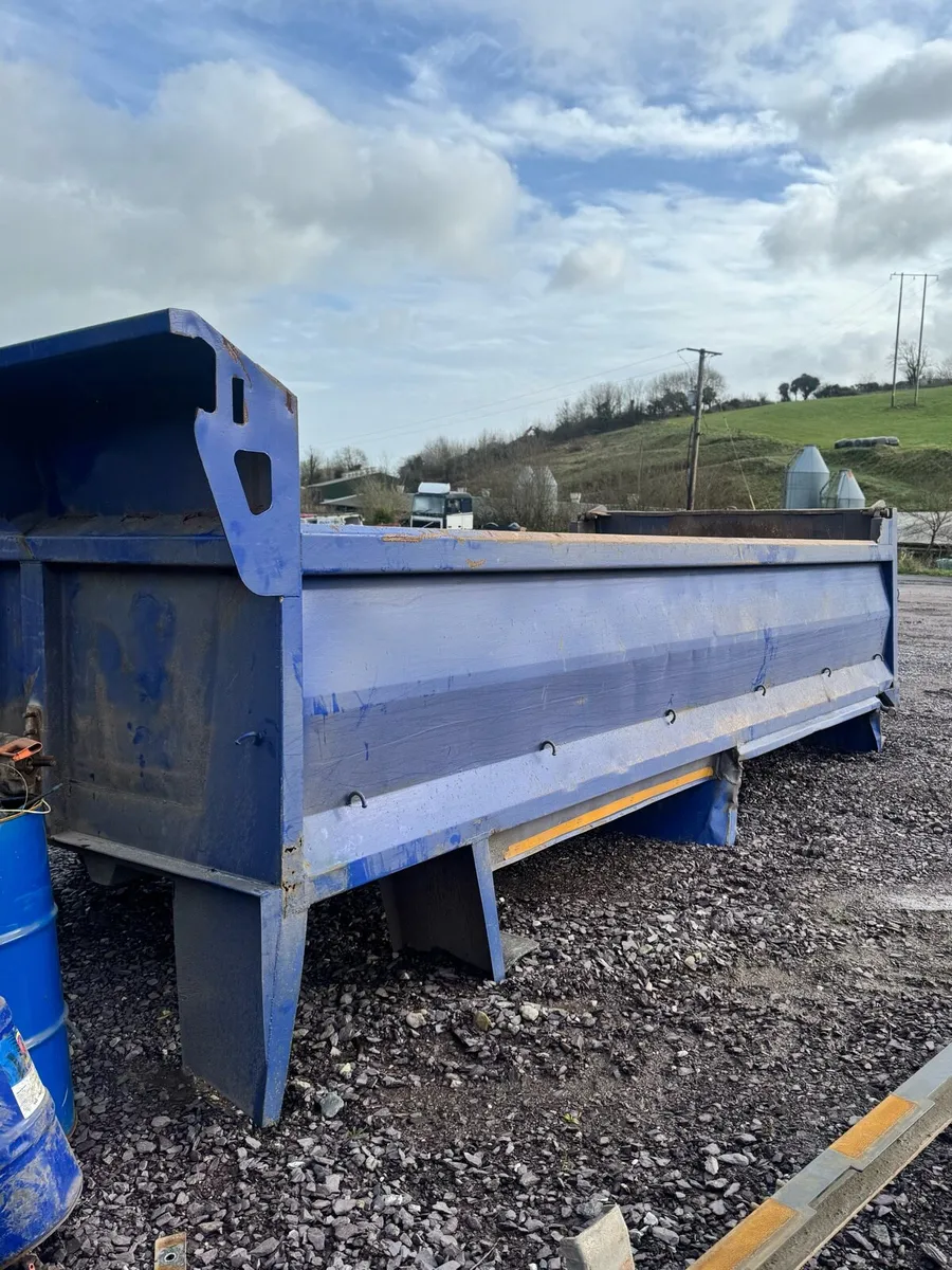 Kelly Tipping Body - Image 3