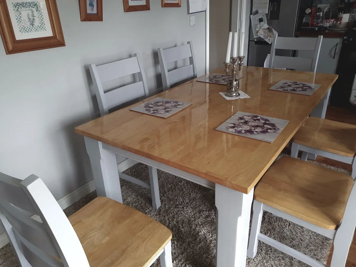 Table and chairs - Image 3