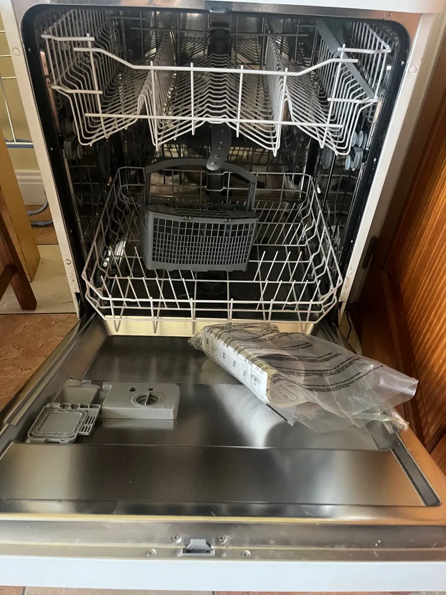 Whirlpool Dishwasher - Image 3