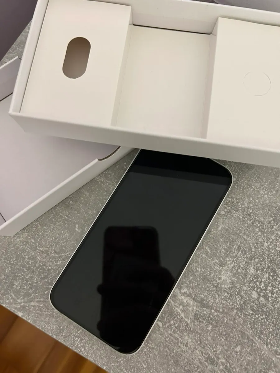 iPhone 16e - Image 1