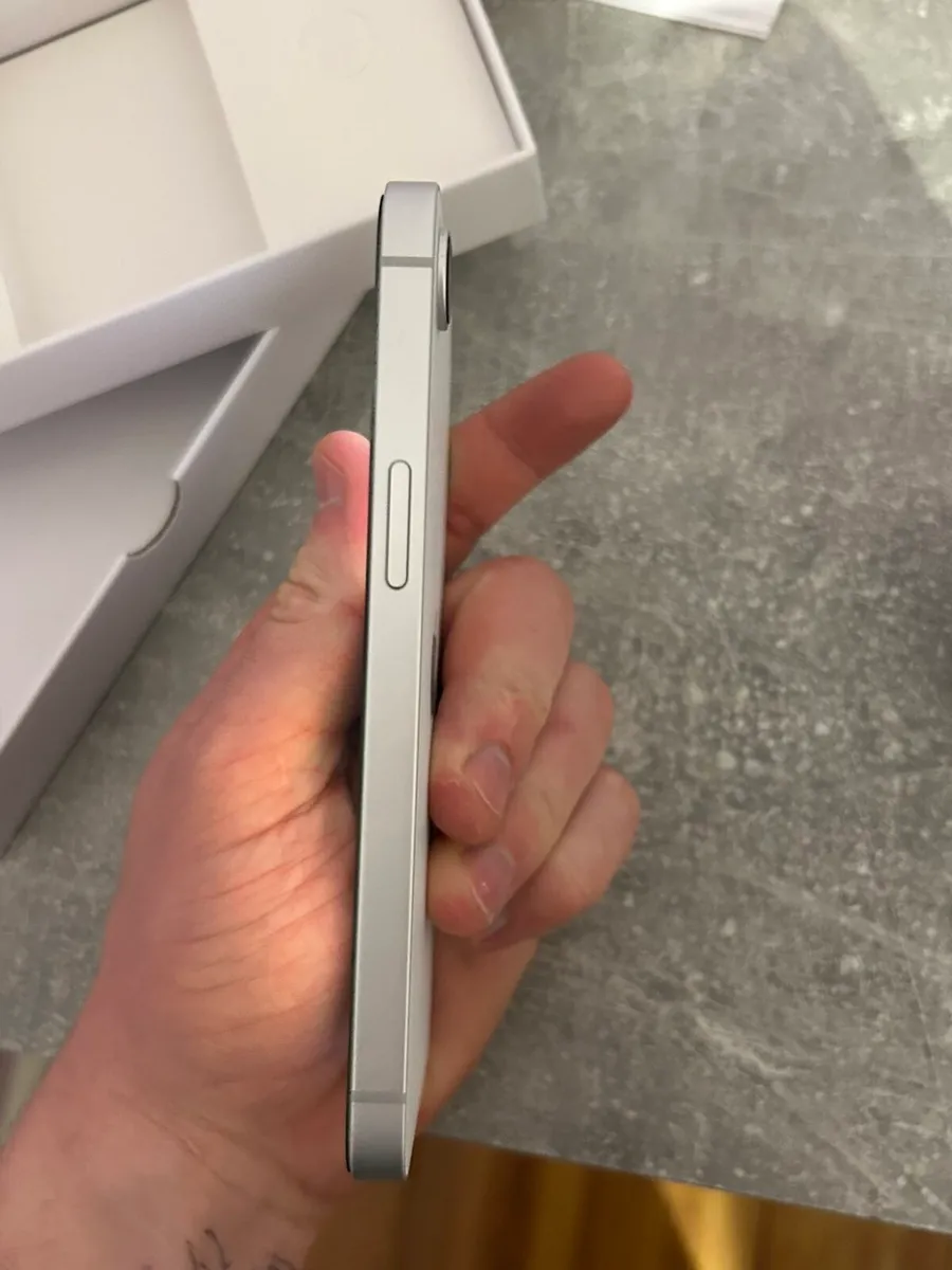 iPhone 16e - Image 2