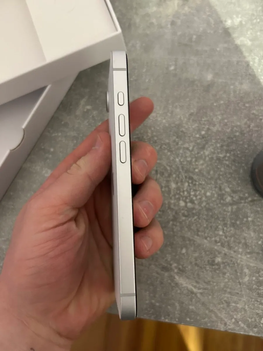 iPhone 16e - Image 3