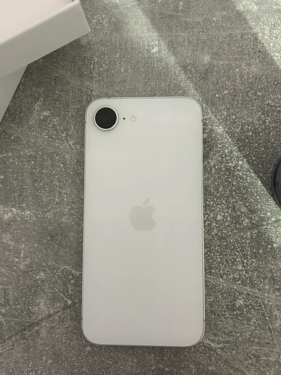 iPhone 16e - Image 4