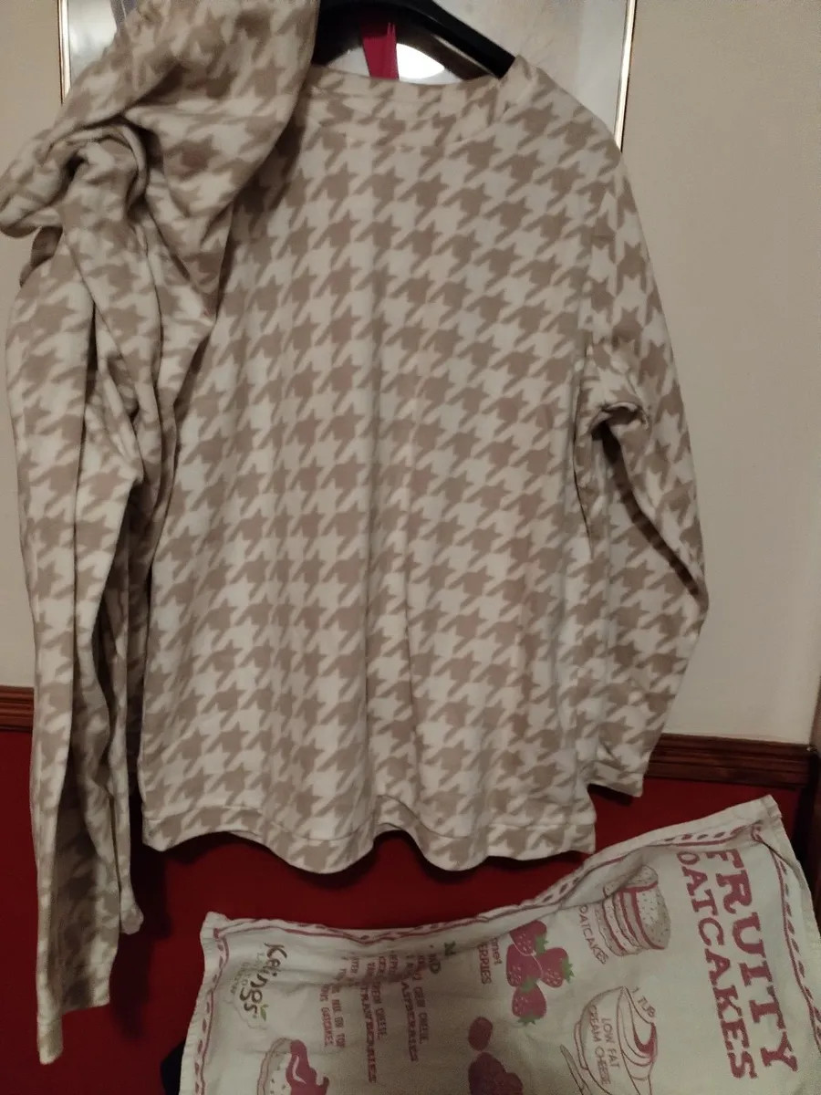 2 pairs of Ladies pajamas - Image 1