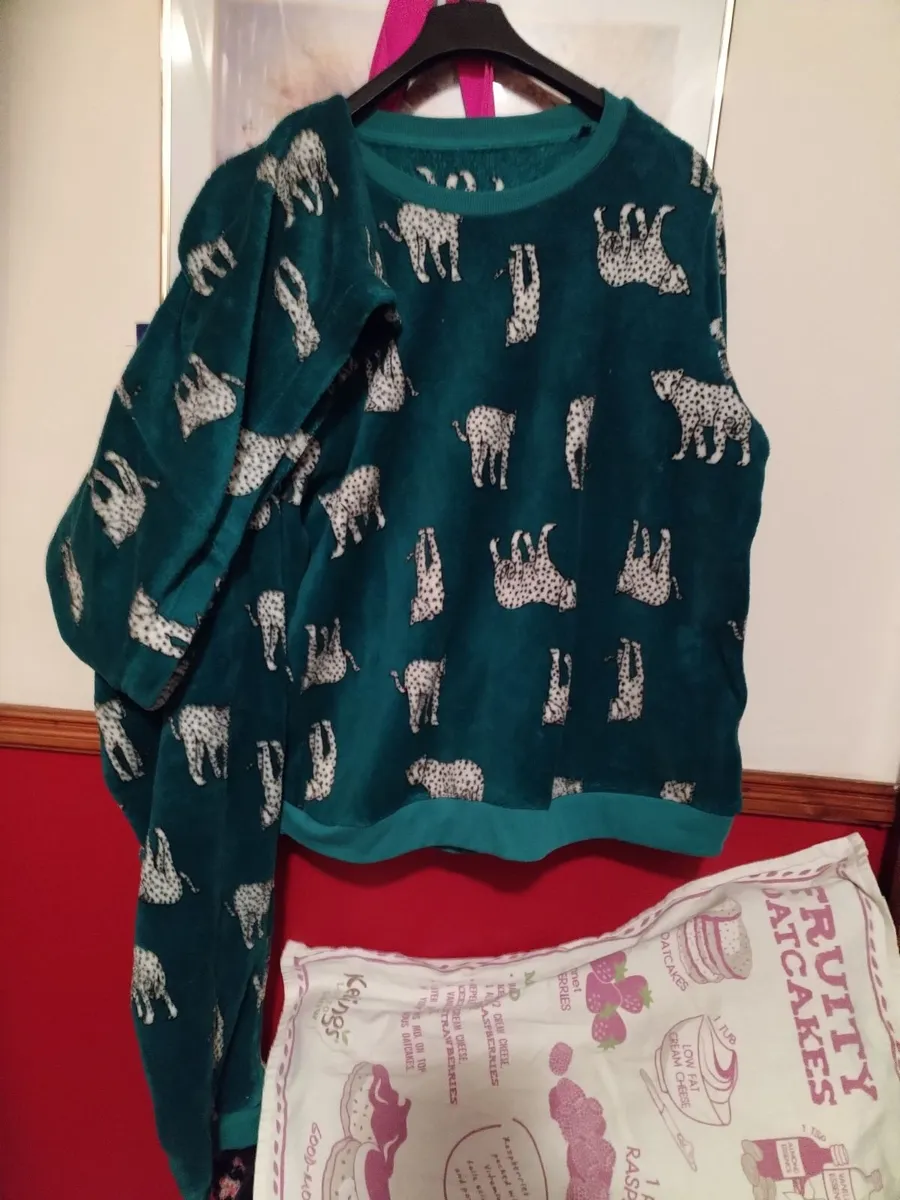 2 pairs of Ladies pajamas - Image 2