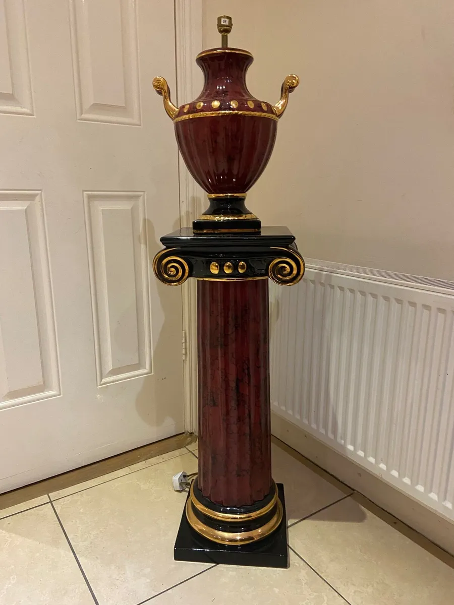 Vintage ceramic pedestal and lamp - Image 1