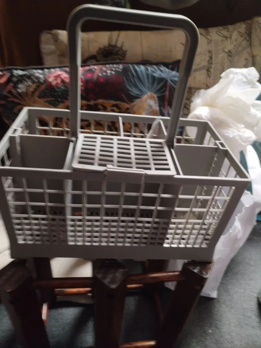 Cutlery holder for the dishwasher