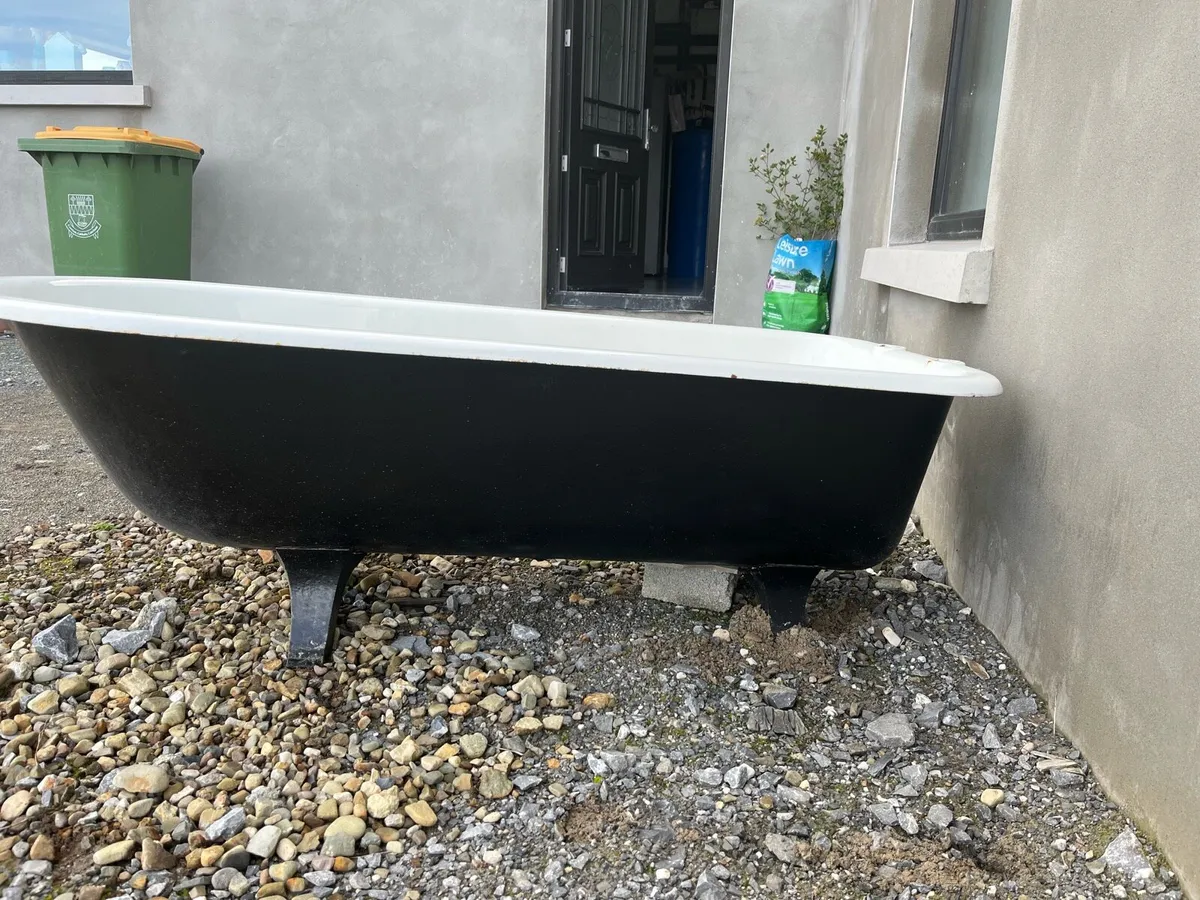 Cast iron bath - Image 1
