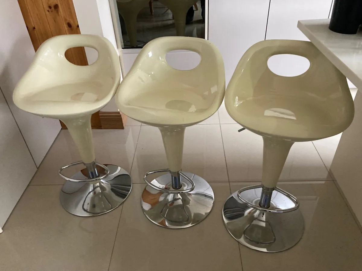 3 different armchairs & 3 swivel bar stools - Image 4