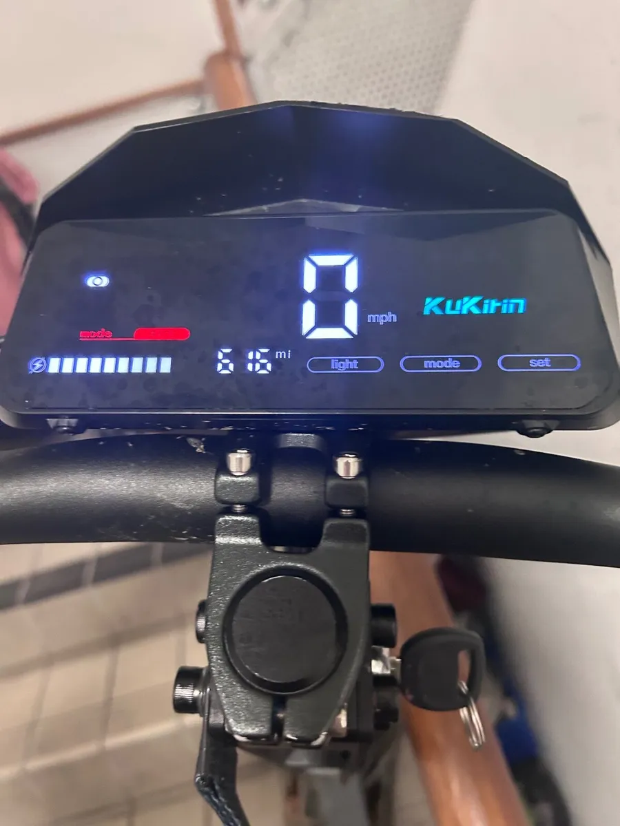 Kugoo G4 scooter - Image 1