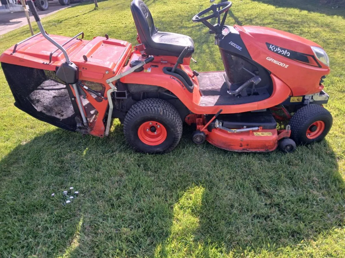 Ride on lawnmower - Image 1