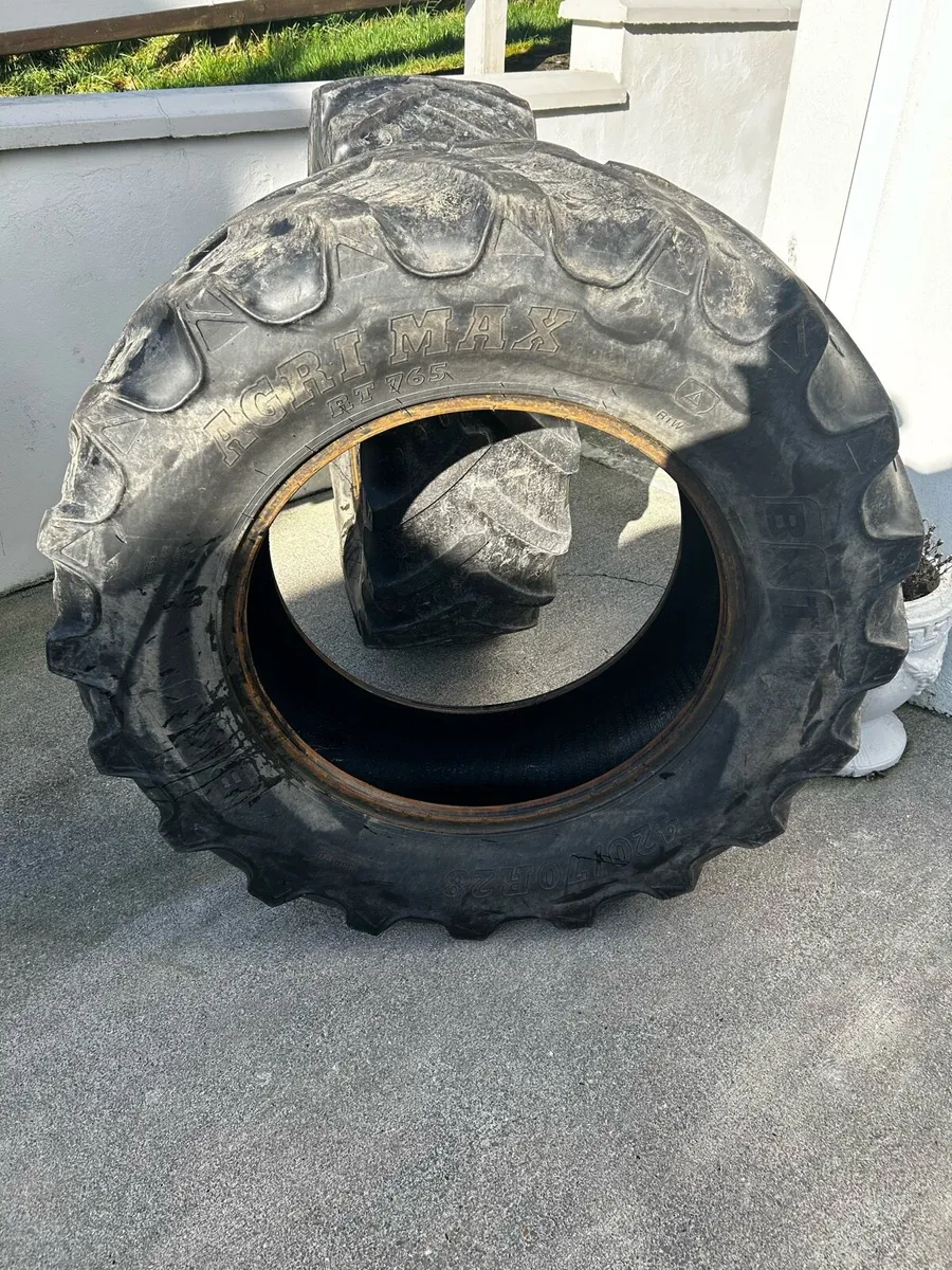 Front tractor tires 420/70/28 - Image 3
