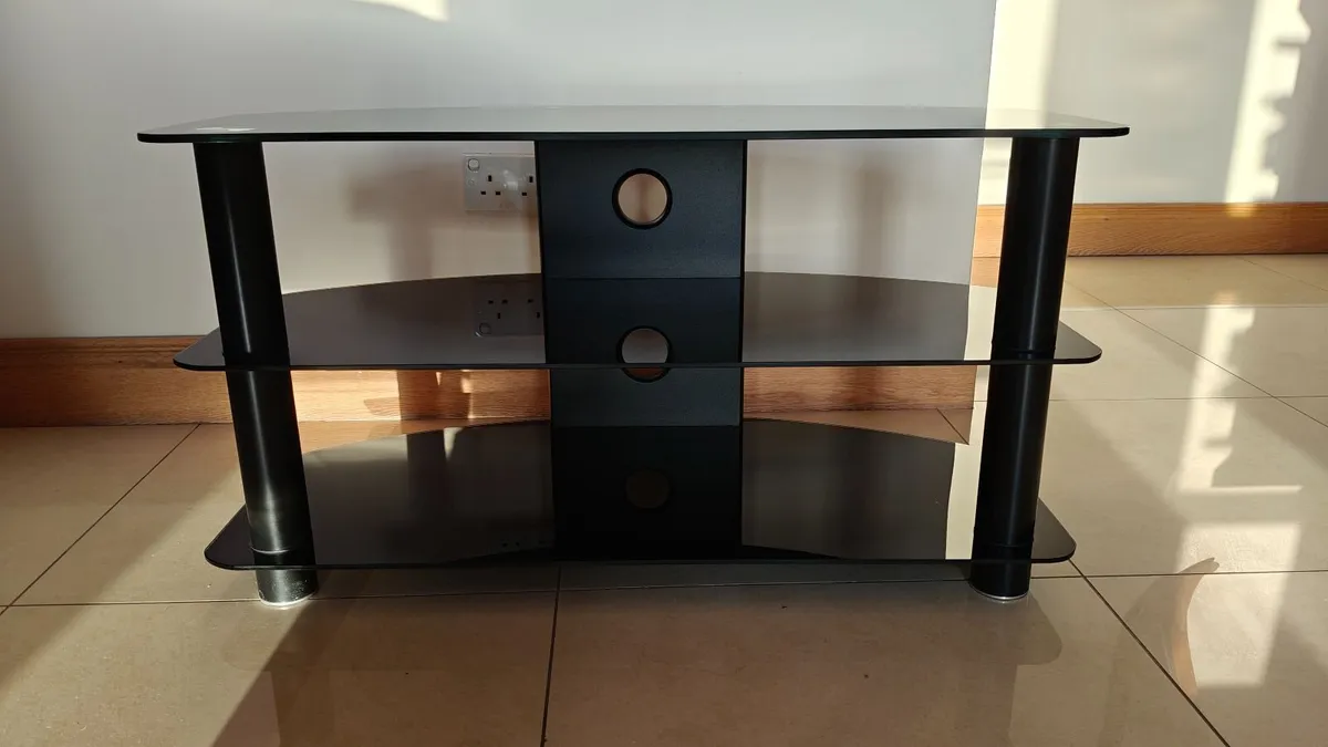 TV stand - Image 1