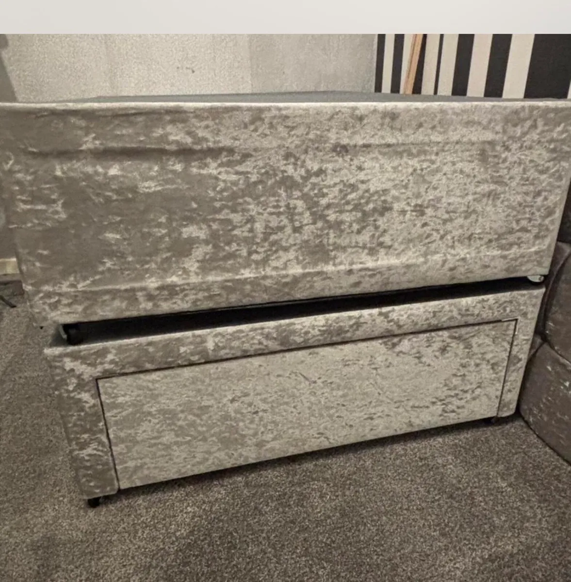 DOUBLE GREY DIVAN BED!! Like new - Image 2