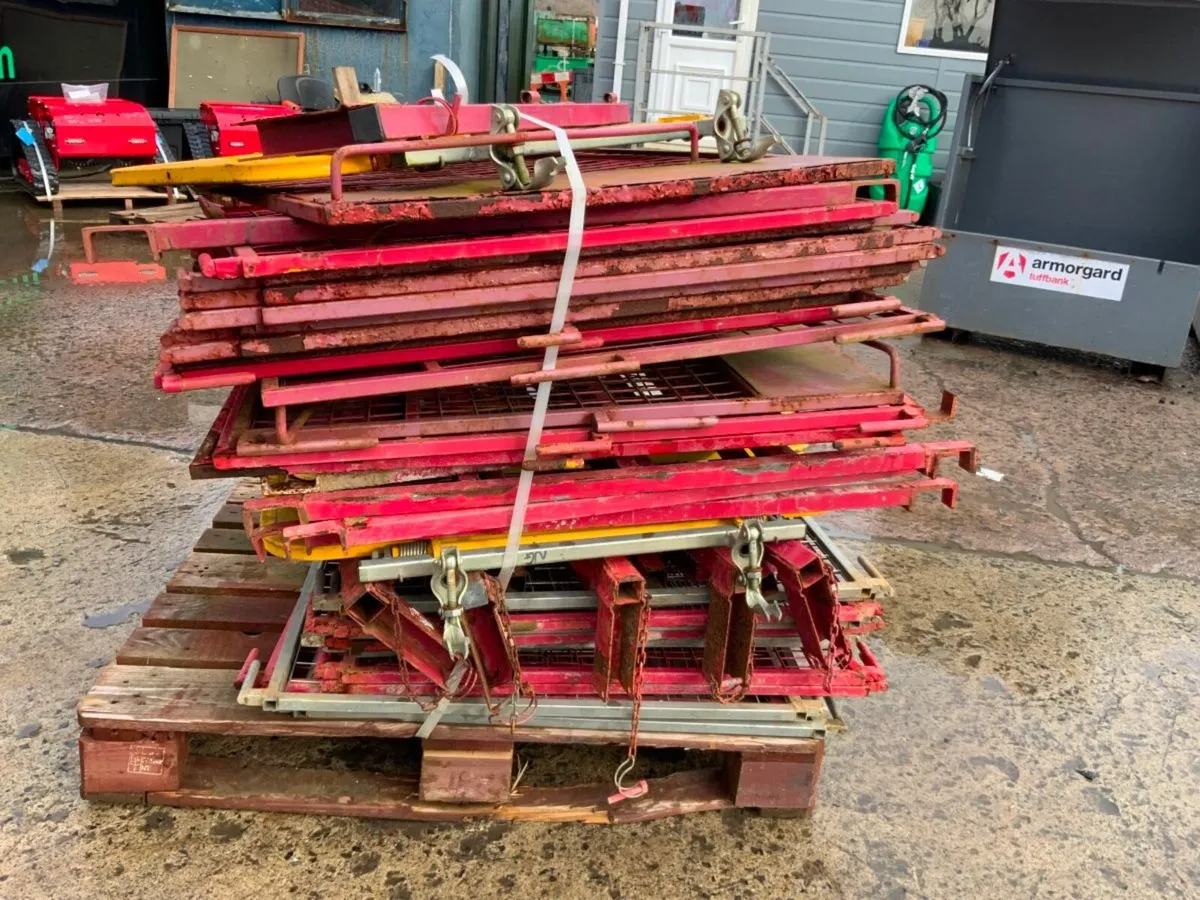 LOADING BAY SCAFFOLDING GATES.......1013 - Image 4