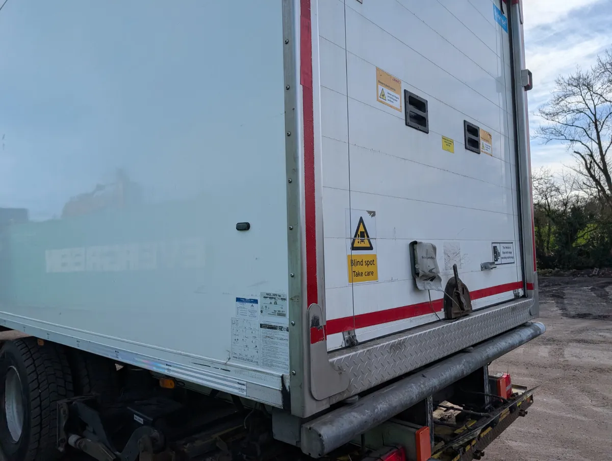 27 ft Insulated body Roller door - Image 3