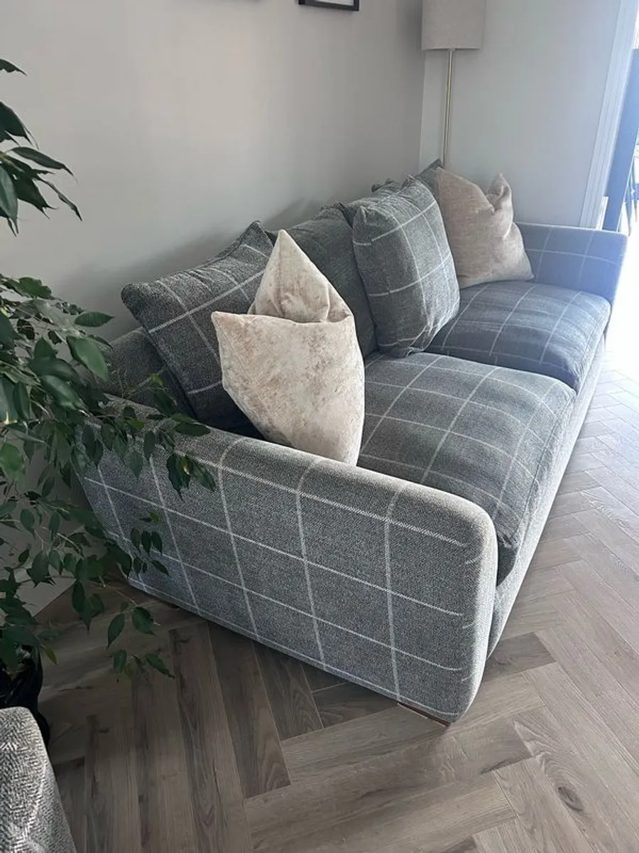 Beautiful 3 piece sofa - Image 2