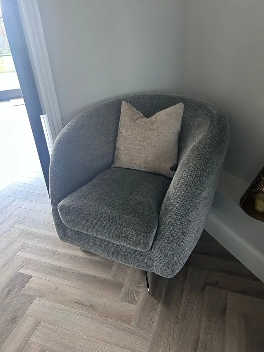 Beautiful 3 piece sofa - Image 4