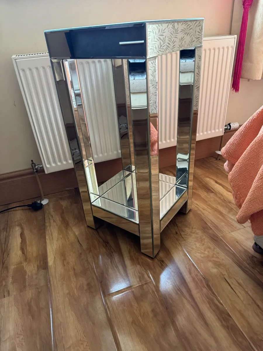 Mirrored Table - Image 3