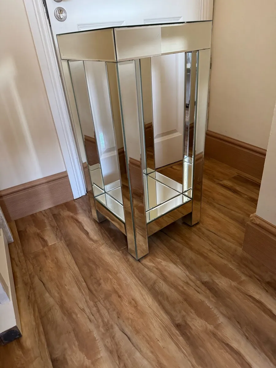 Mirrored Table - Image 4