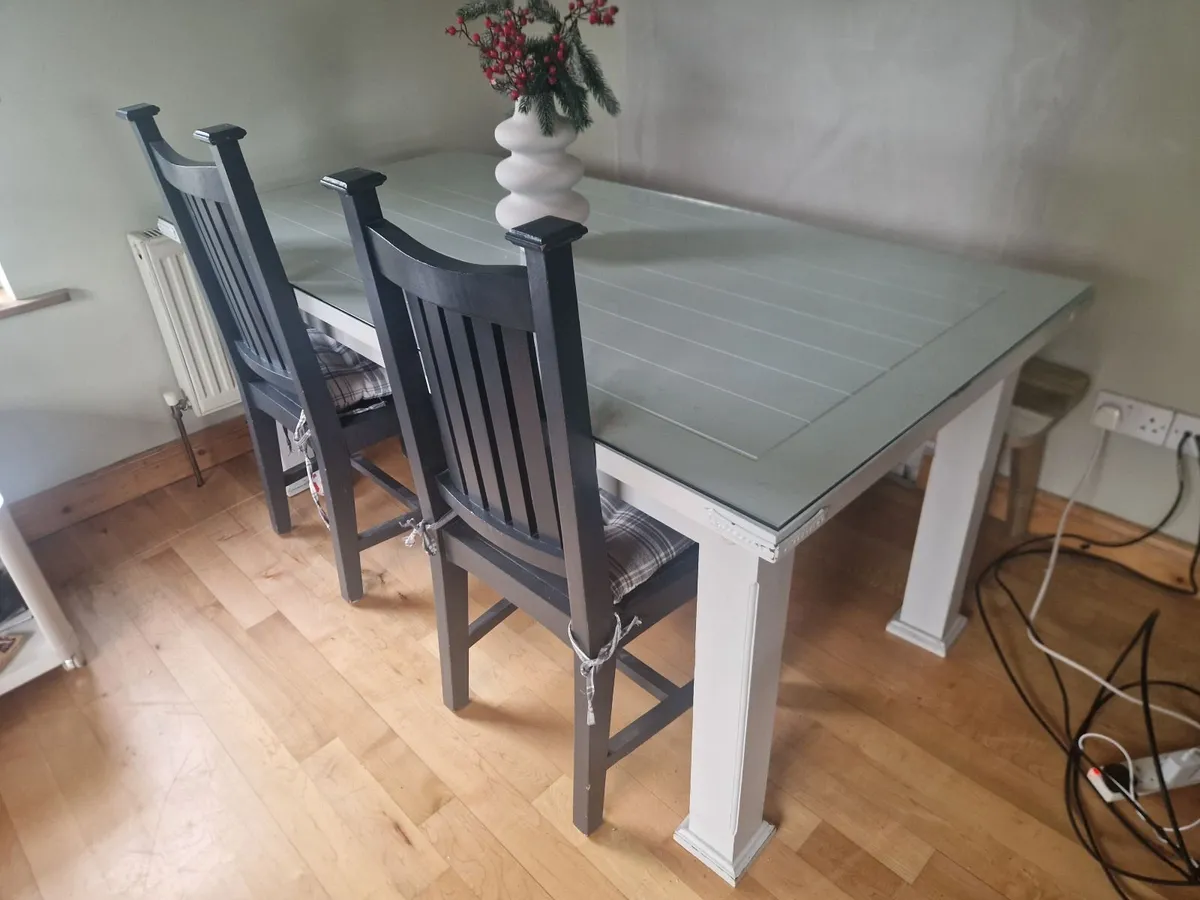 Kitchen table and chairs with glass - Image 1