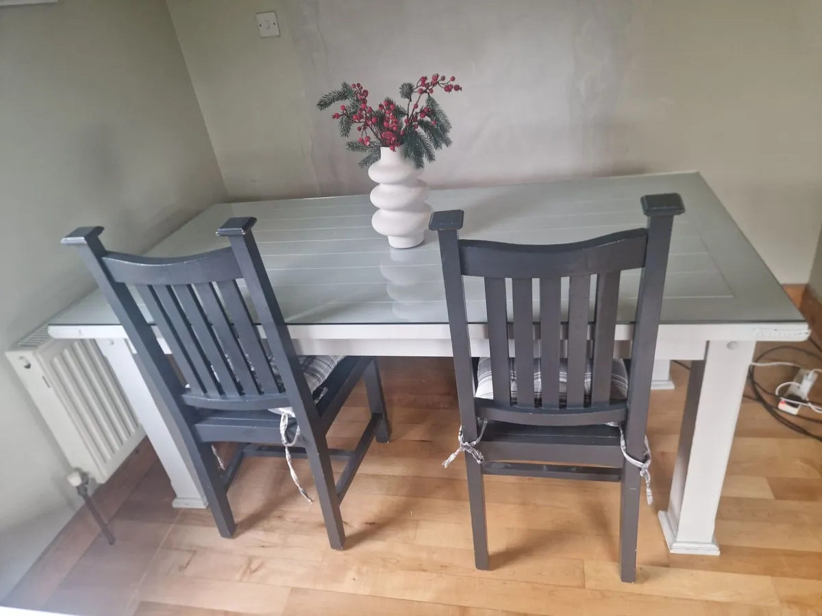Kitchen table and chairs with glass - Image 4