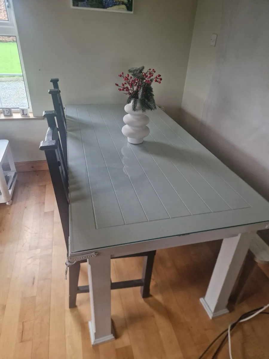 Kitchen table and chairs with glass - Image 2