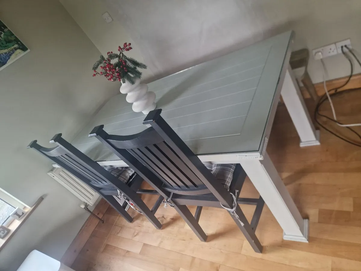 Kitchen table and chairs with glass - Image 3