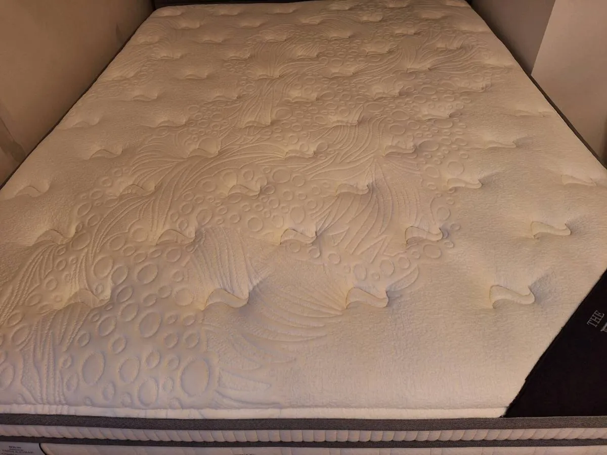 King size mattress&bed frame with H-board - Image 3