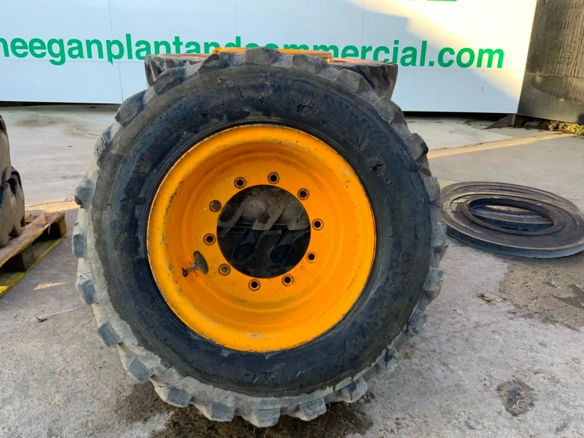 9.0 x 20r WHEELED EXCAVATOR RIMS / TYRES. - Image 2