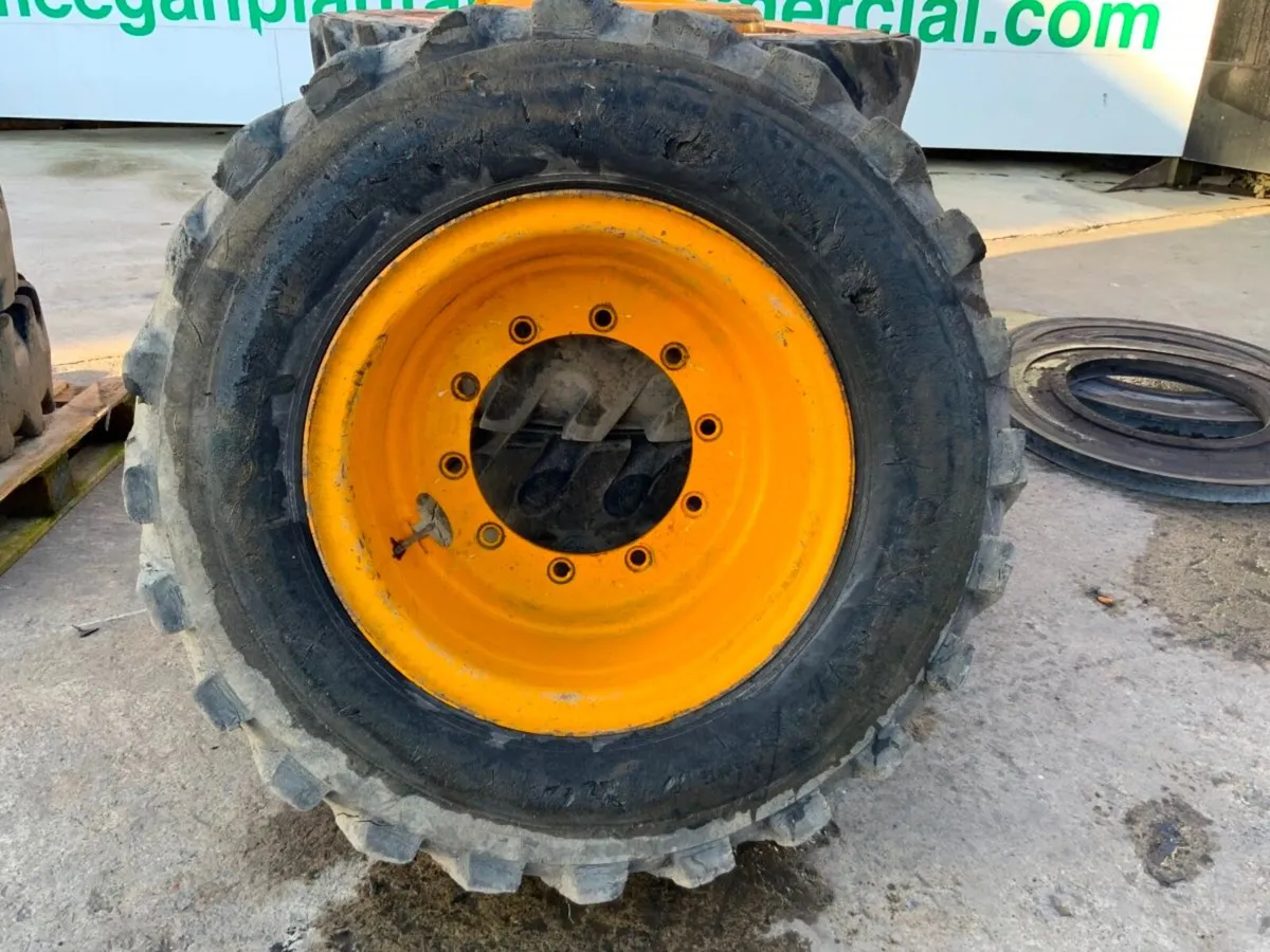 9.0 x 20r WHEELED EXCAVATOR RIMS / TYRES. - Image 4