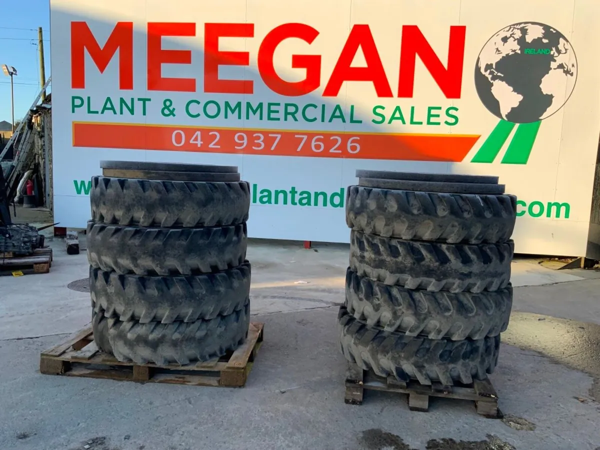 9.0 x 20r WHEELED EXCAVATOR RIMS / TYRES. - Image 2