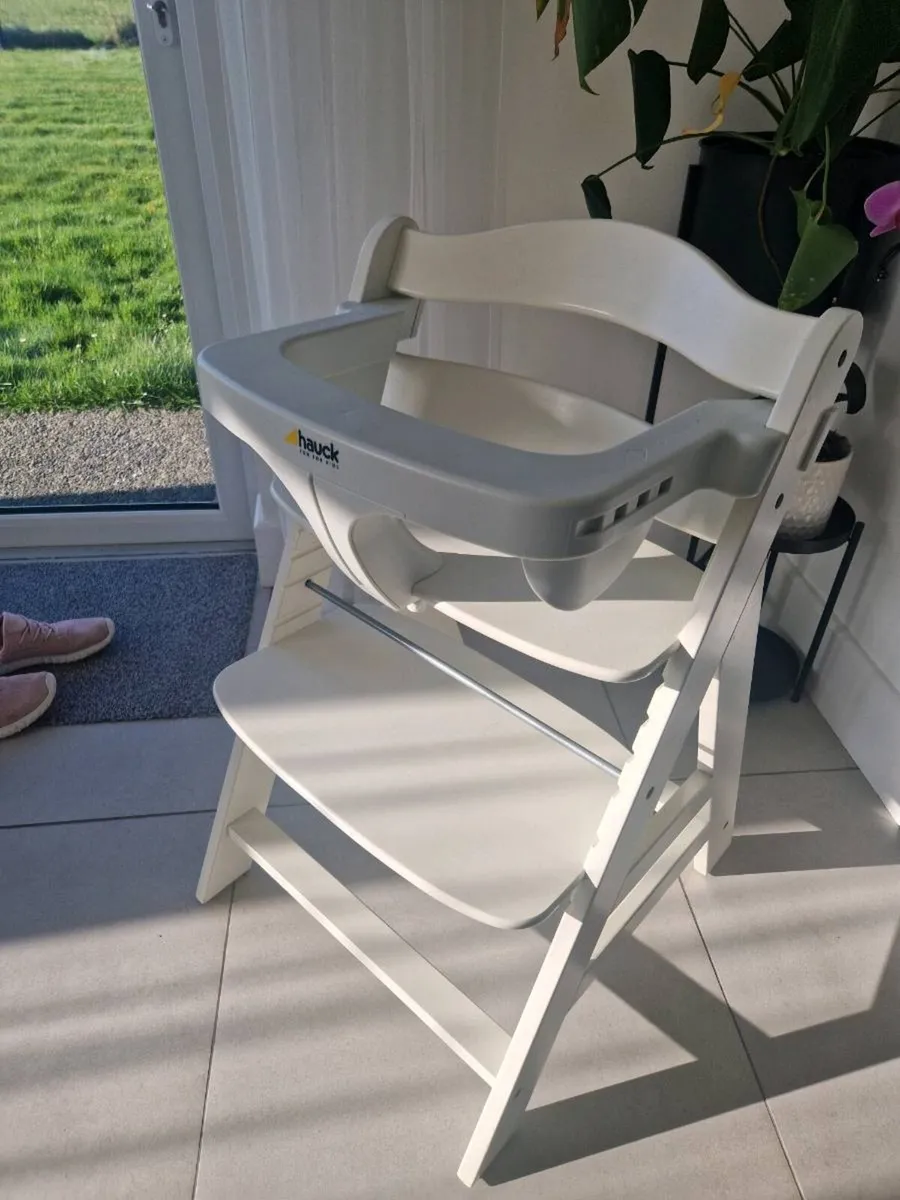 Hauck high chair 2 in 1 with alpha tray - Image 1