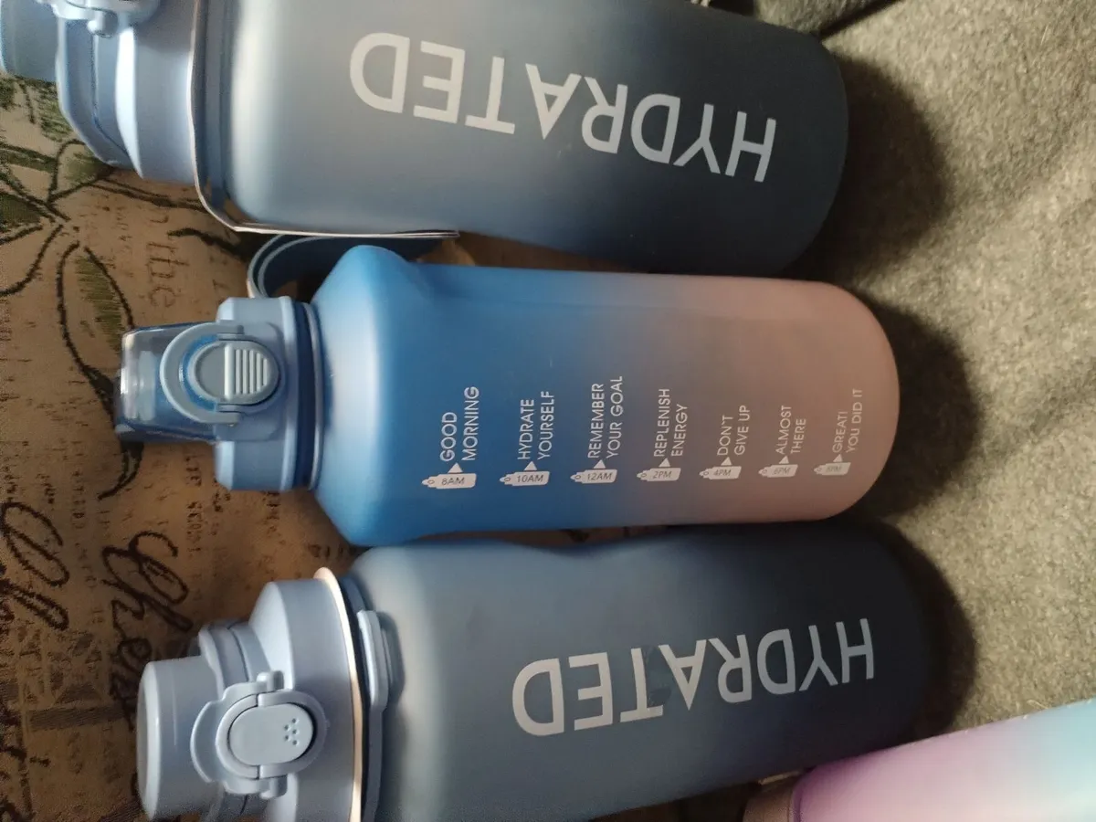 3 large water bottles 3 small water bottles - Image 2