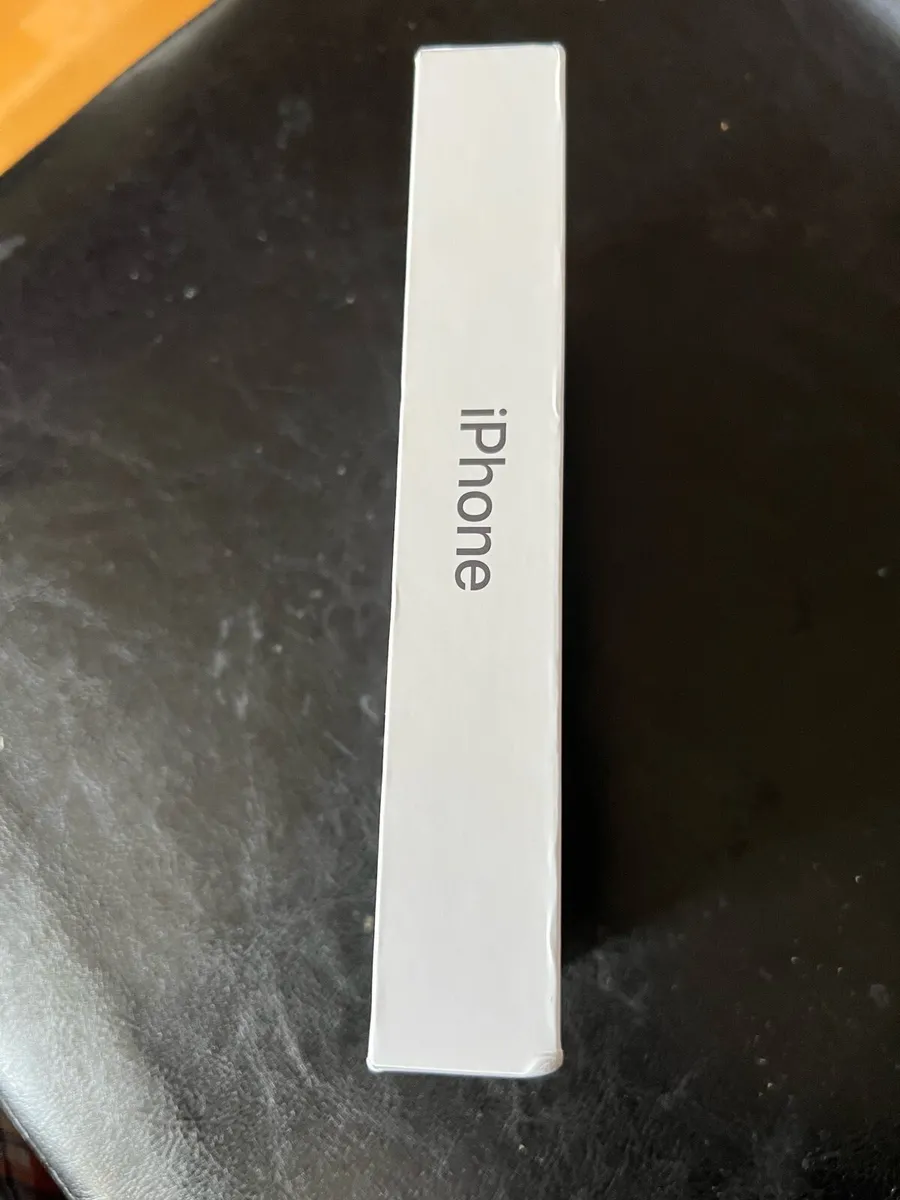 Apple iPhone 16e - Image 3