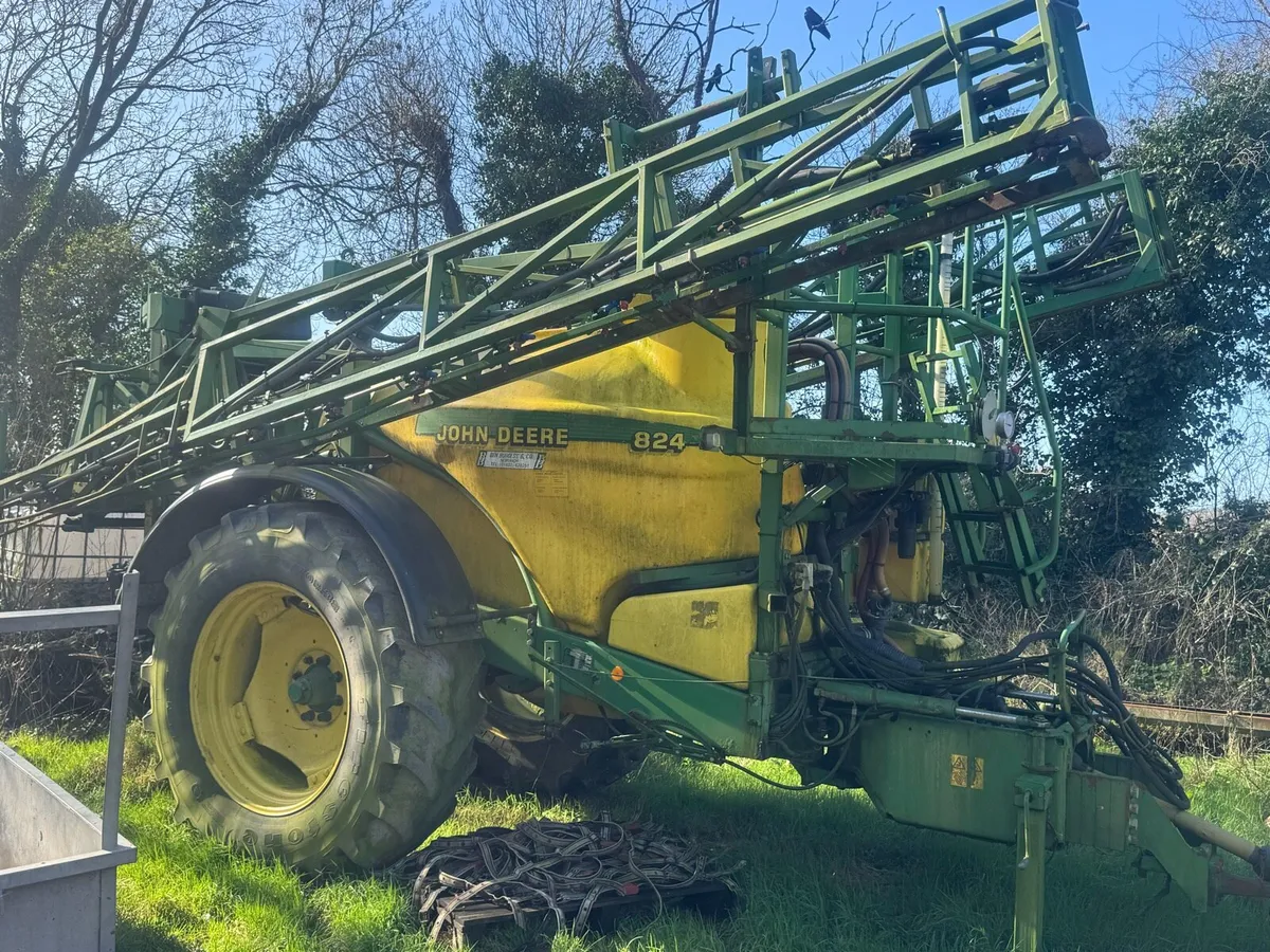 John Deere 824 Trailed Sprayer. - Image 1