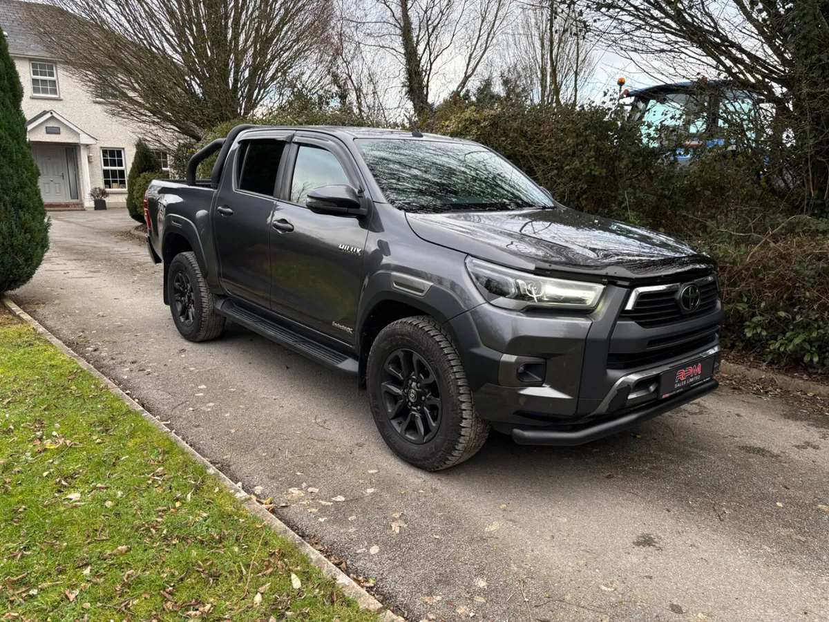 211 TOYOTA HILUX INVINCIBLE X 2.8 (Finance availa - Image 1