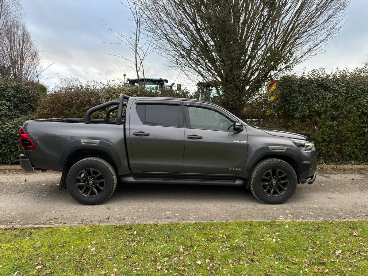 211 TOYOTA HILUX INVINCIBLE X 2.8 (Finance availa - Image 3