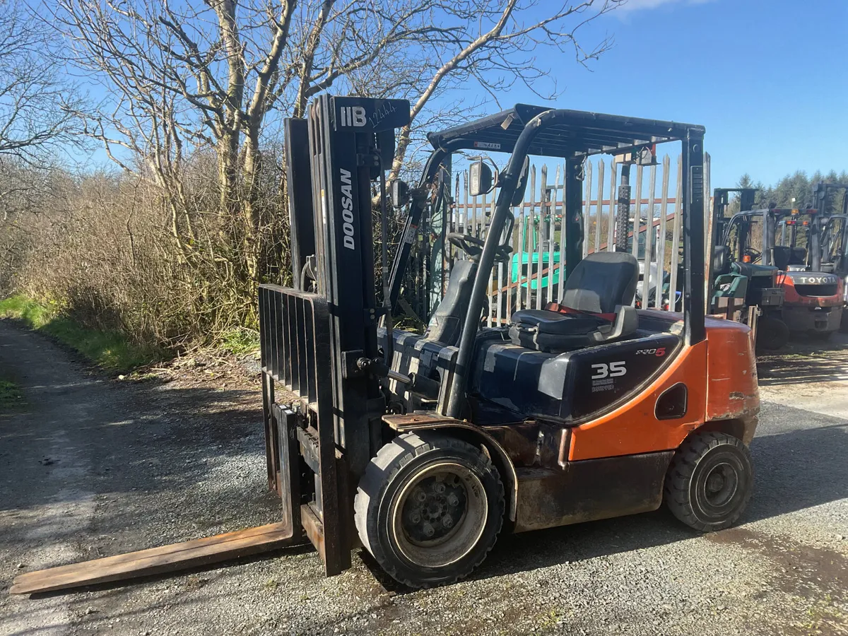 FORKLIFT - Image 1