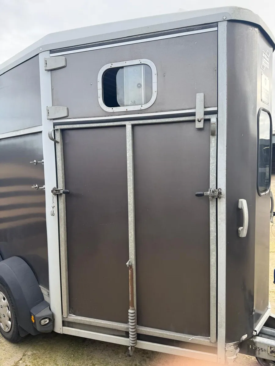 Ifor Williams HB511 Double Horsebox - Image 2