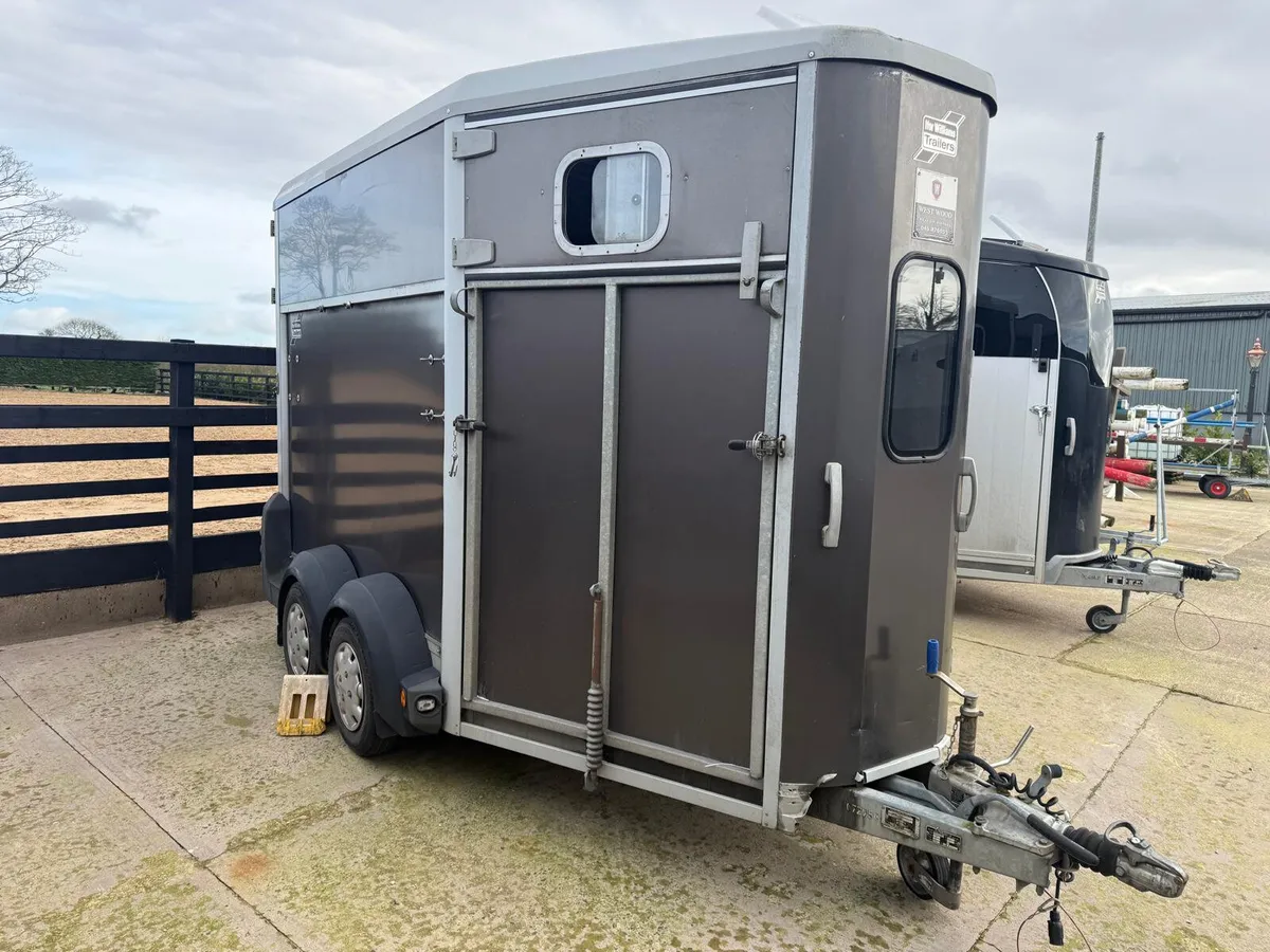 Ifor Williams HB511 Double Horsebox - Image 1