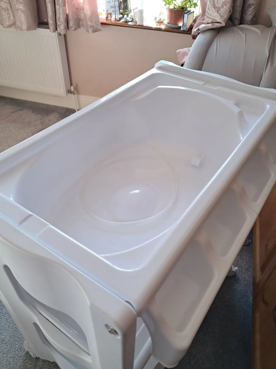 Changing table - Image 2