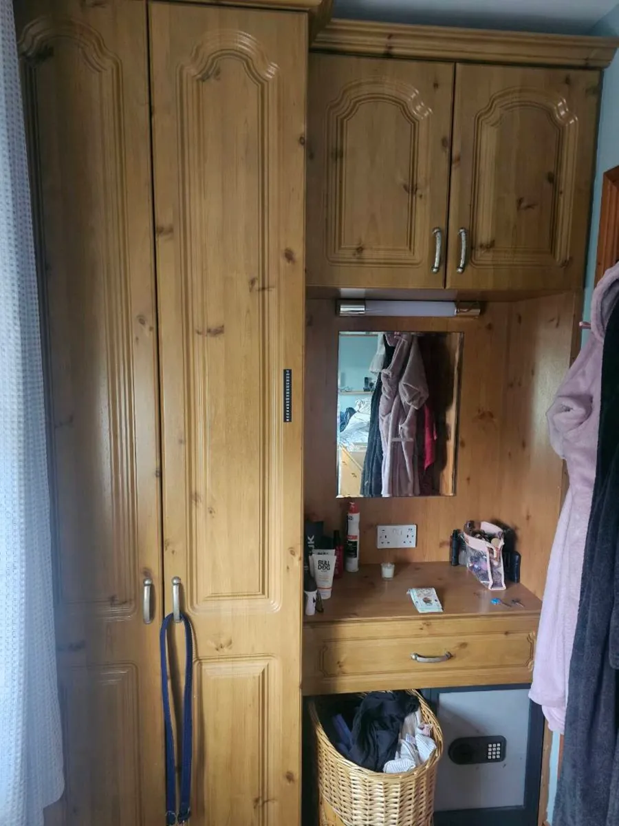 Kitchen and wardrobes - Image 3