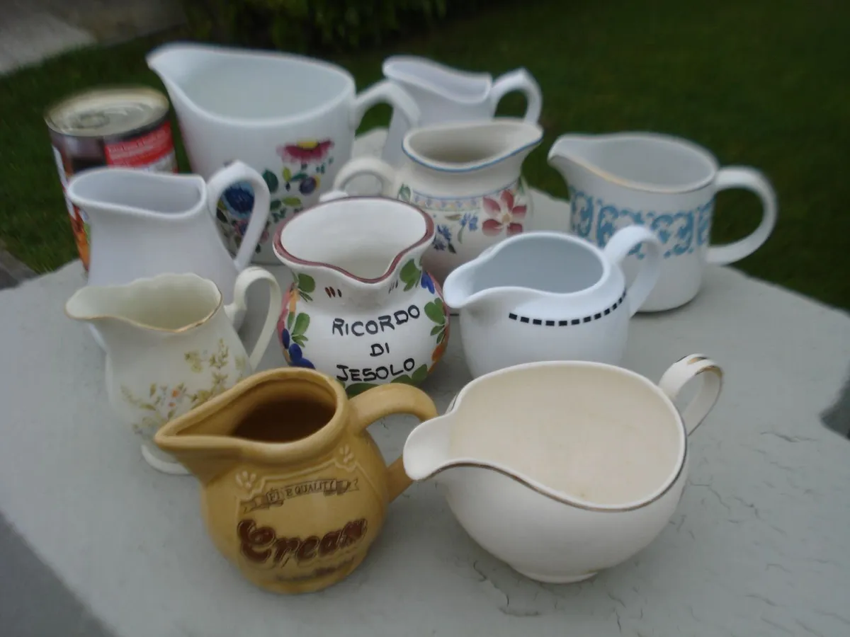 11 FINE CHINA CERAMIC IRONSTONE JUGS. - Image 1