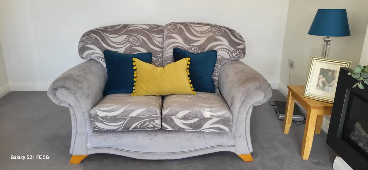 Beautiful suite of furniture  2 1/2  & 2 seater - Image 1
