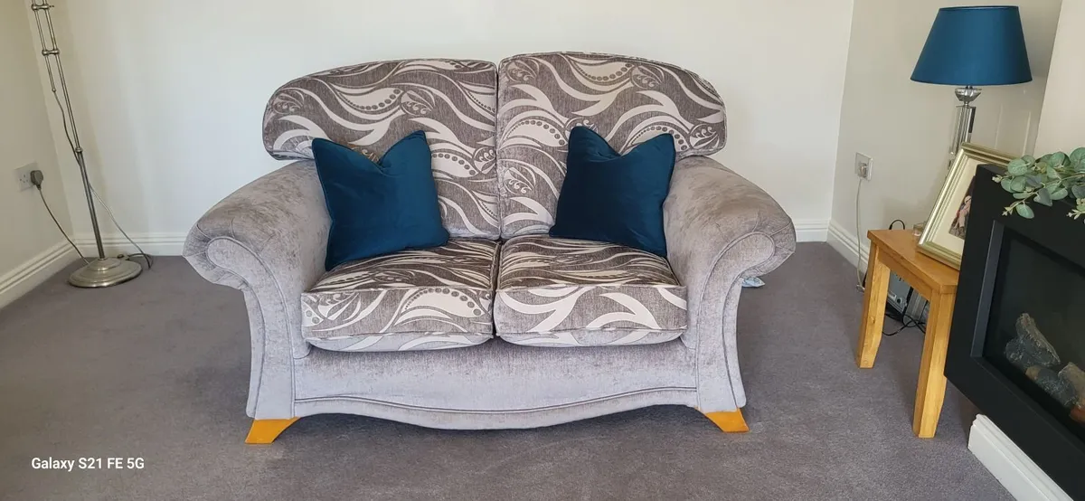 Beautiful suite of furniture  2 1/2  & 2 seater - Image 2