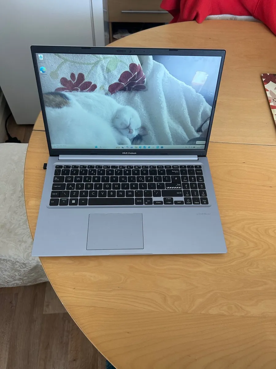ASUS Vivobook 15 inc screen - Image 3