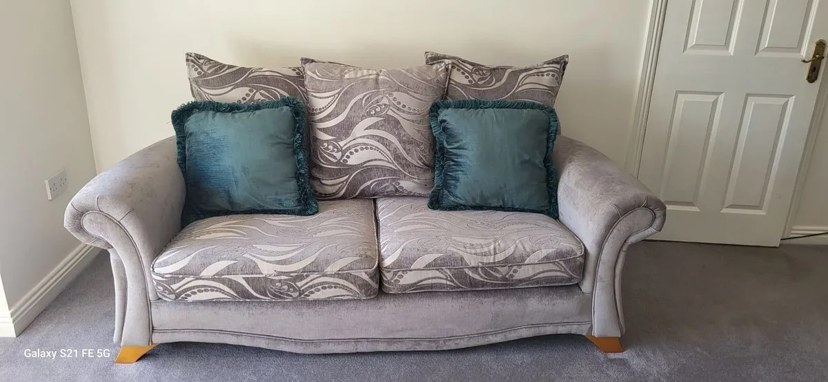 Beautiful suite of furniture  2 1/2  & 2 seater - Image 4