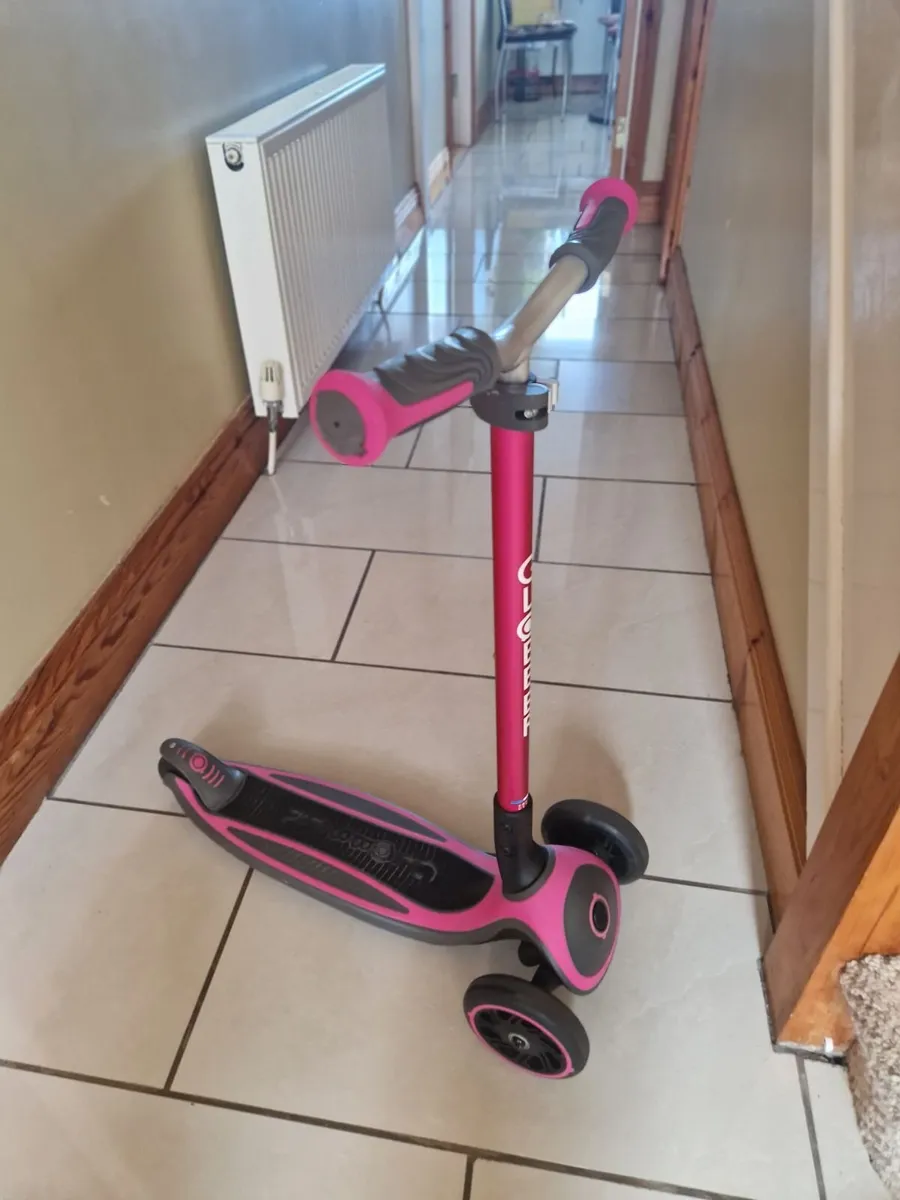 3 Wheel Scooter with Led  Wheels Pink - Image 3