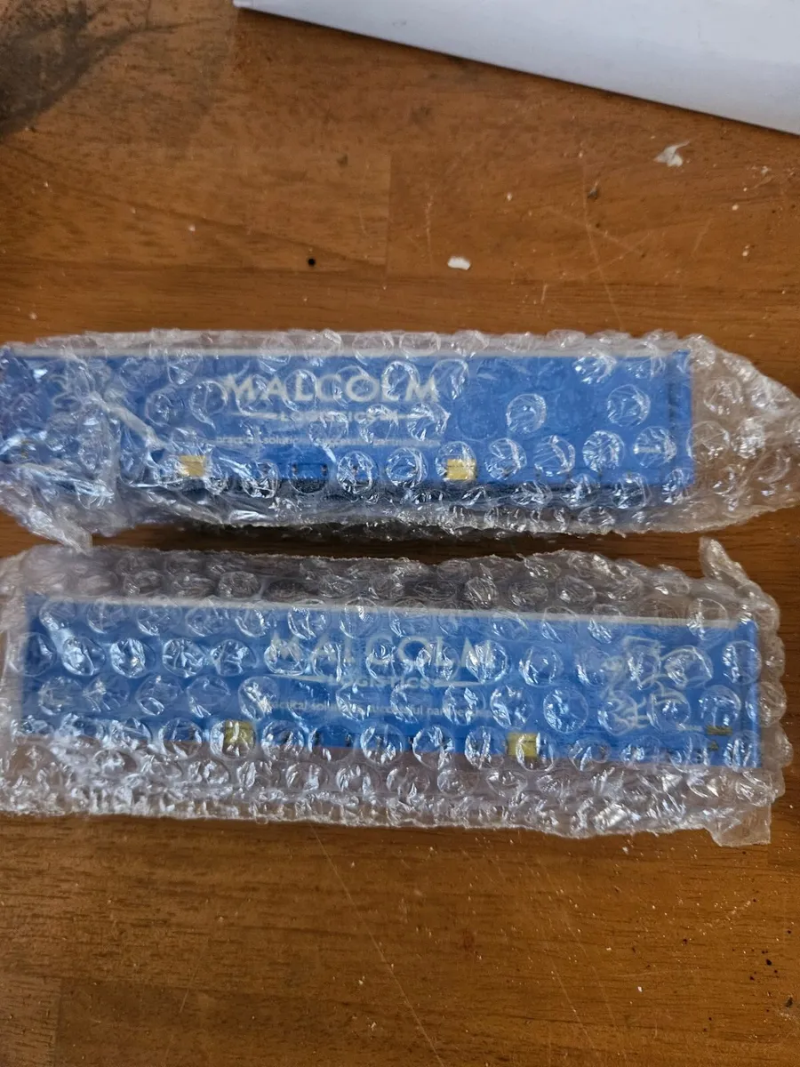 Hornby Oxford OO Gauge Malcom Containers - Image 2